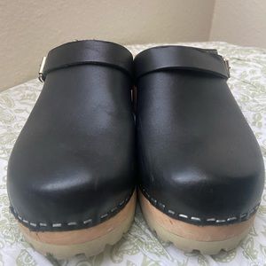 Lotta from Stockholm black classic tractor sole clog. Size 39